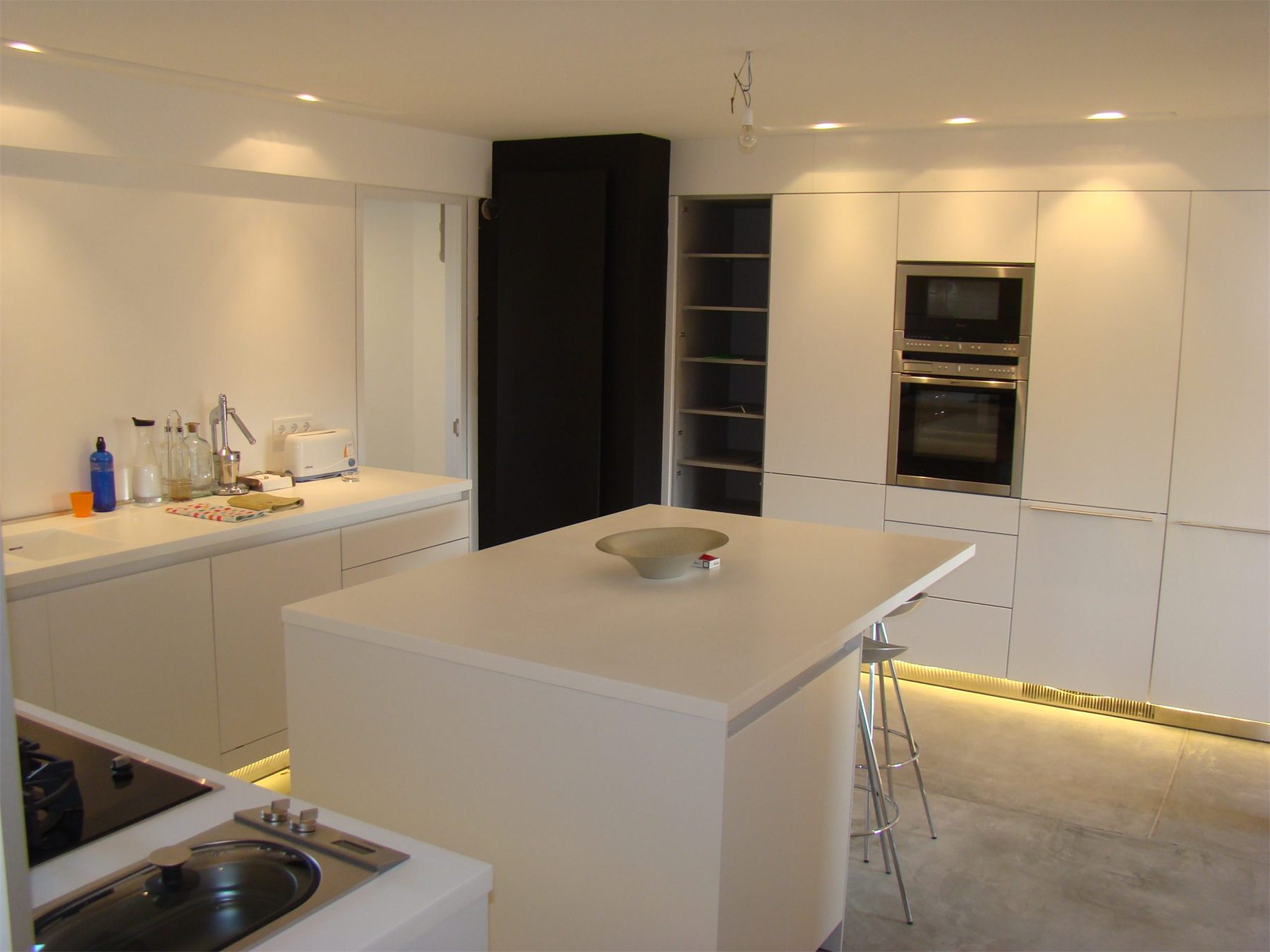 Cocina blanca con iluminación LED empotrada