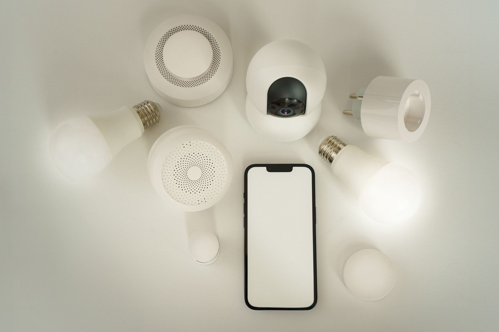 Dispositivos de hogar inteligente controlados desde el móvil
