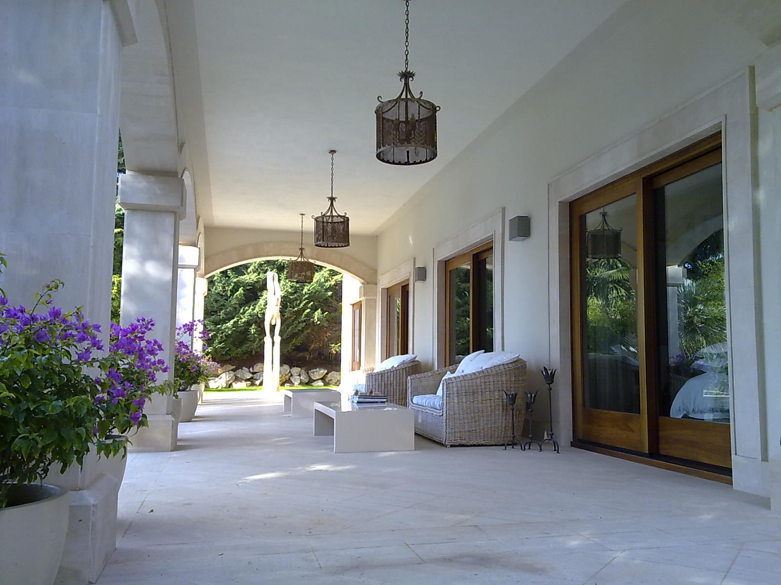 Porche de una villa en Mallorca con iluminación exterior